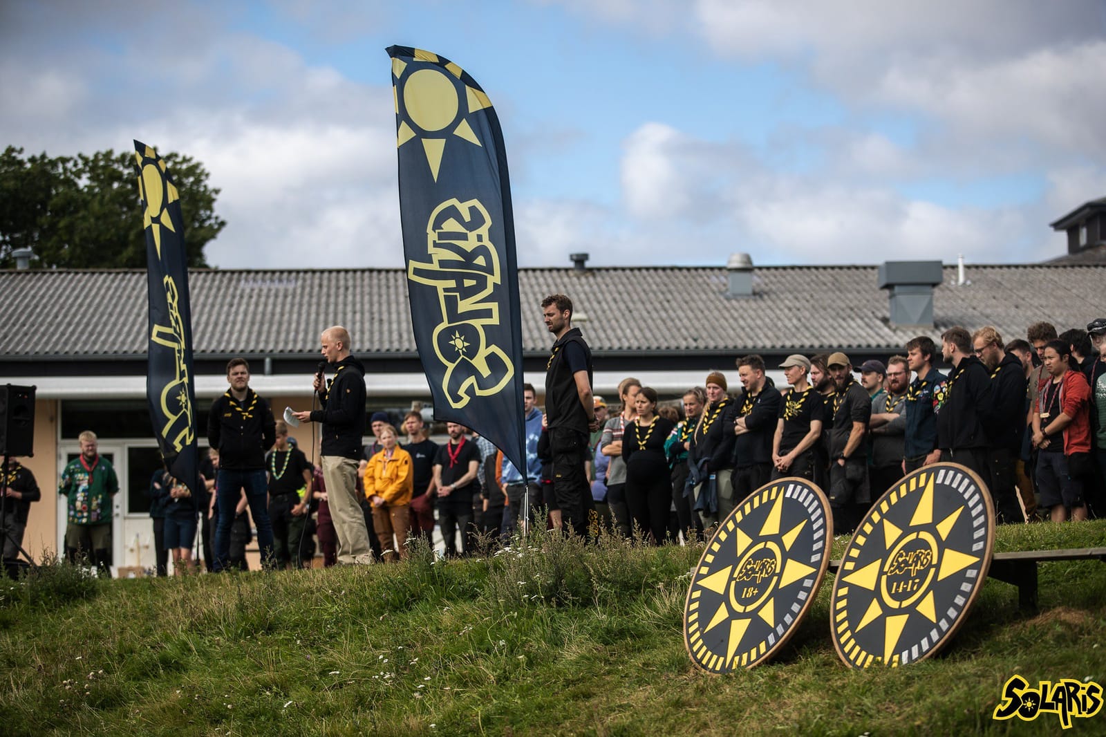 Solaris-teamet samlet ved afslutningsceremonien med beachflag og sejrsskjolde