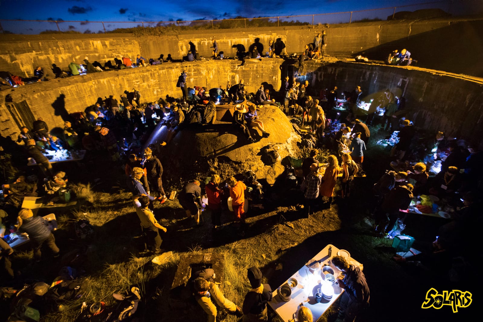 Patruljer i gang med natopgaver i et gammelt fort under Solarisløbet